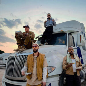 Groupe de rappeur en photo officielle sur un camion